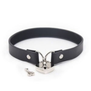 Collier noir avec cadenas coeur