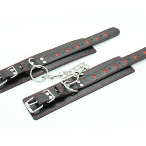Menottes noires avec coeurs rouges
